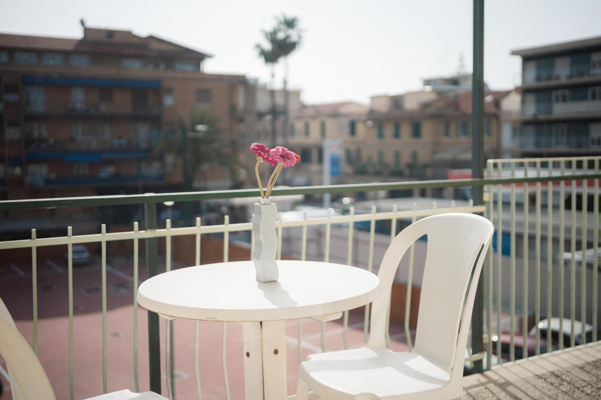 Casa Silvia - Central - Terrace - Wifi Bordighera Exteriör bild